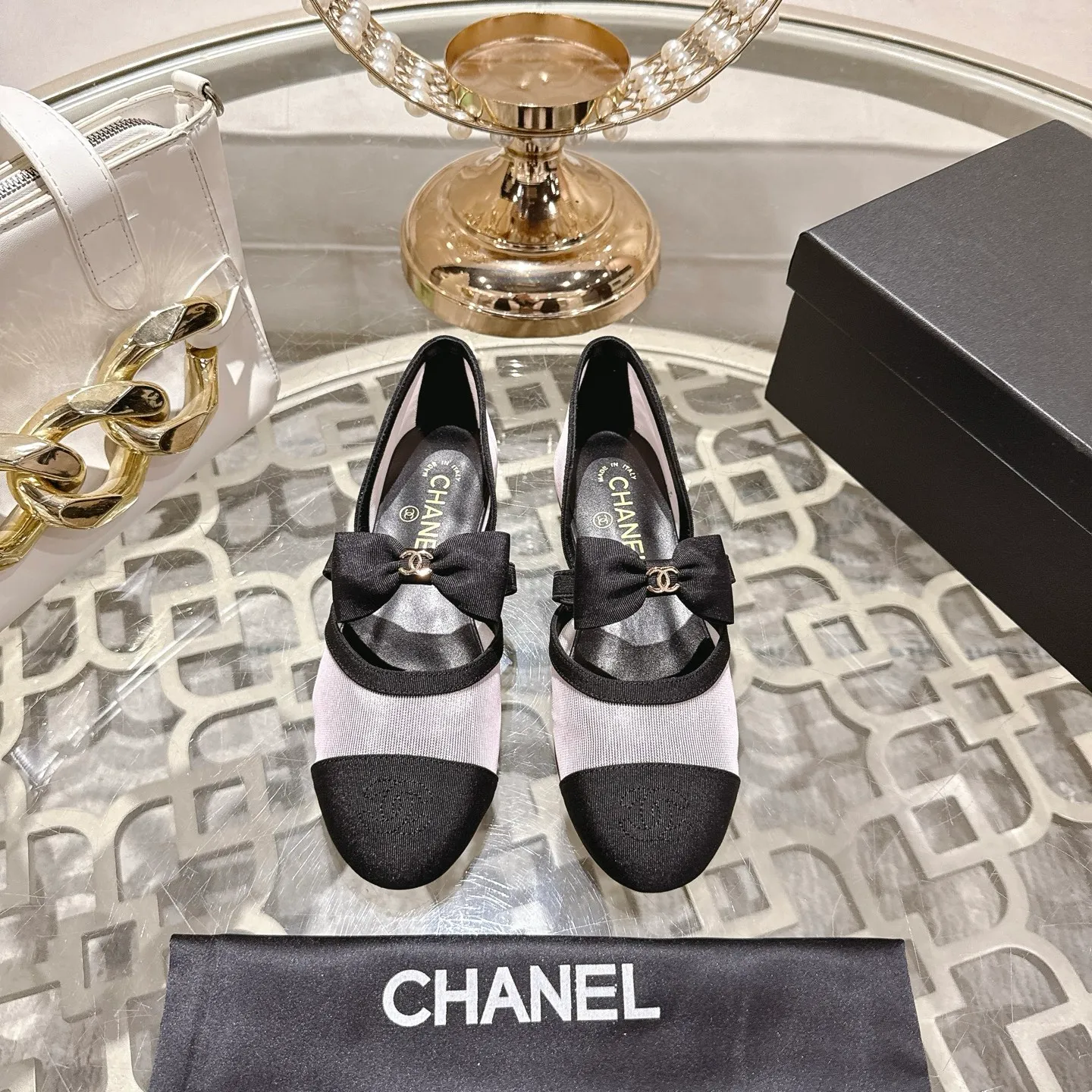 👟👟Ex-factory price 540👟👟 Mesh [purchase-level quality] CHANEL Xiaoxiang 25/A new summer bow-tie shoes 💃 This pair of loafers is really breathtakingly beautiful! Made of cowhide fabric + imported mesh, every detail exudes a sense of high-end ~ classic bow design, Italian genuine leather sole, comfortable and classy on the feet, a perfect must-have for fairies!  🌟 All counters are from the same source! All materials are customized according to the original 1:1, and are developed and patterned from genuine products. The quality is absolutely assured ~ a classic that must be bought every year, a versatile artifact that looks great whether paired with skirts or jeans!  💖 The perfect finishing touch for summer outfits, sisters, just do it! 👉 Fabric: Imported sheepskin Lining: Imported sheepskin Outsole: Private molded outsole Code number: 35-40 (41 customized, non-refundable) Mesh surface